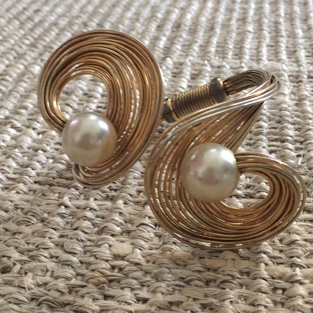 Beautiful vintage gold cuff with pearl accents